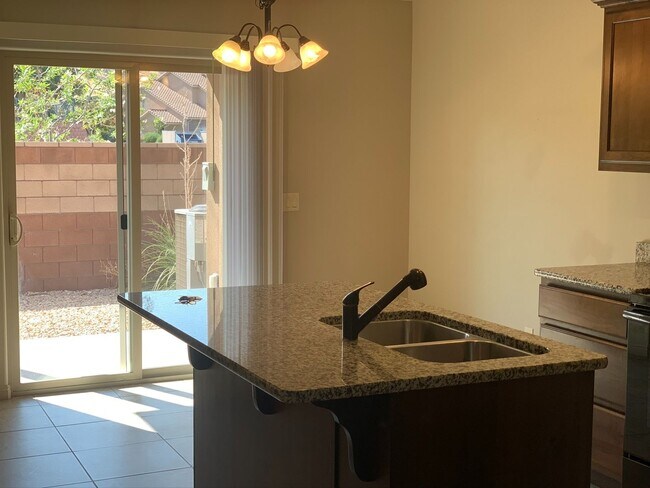 Foto del edificio - Great Fossil Hills Townhouse!