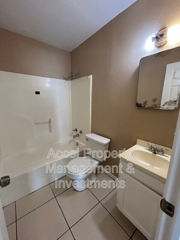 Building Photo - 2401 Gumwood Ave W