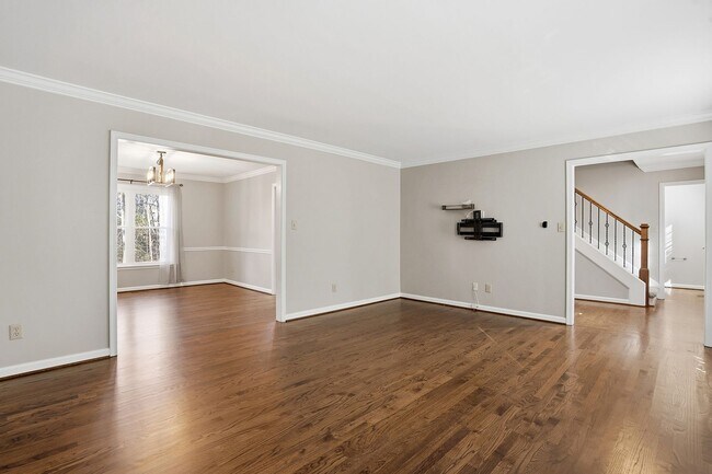 Foto del edificio - JUST REDUCED- BEAUTIFUL AND SPACIOUS HOME IN DESIRABLE APEX