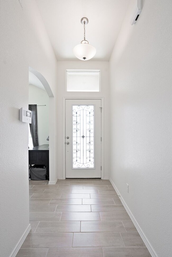 Building Photo - Stunning 3 bedroom, 3 bathroom home locate...