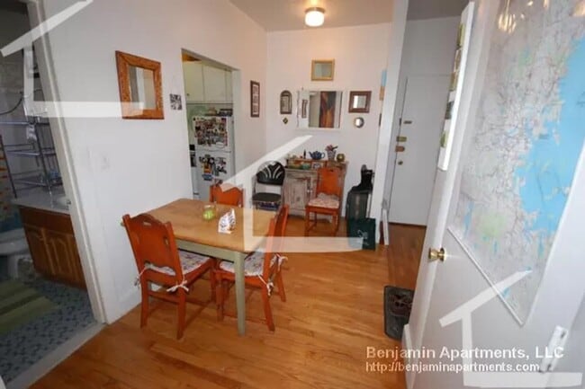 Building Photo - Great 2 bedroom and 2 Bath On the Green Line