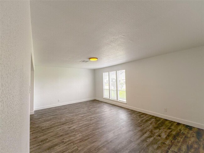 Building Photo - 6344 Creekbend Dr