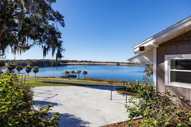 Foto del edificio - 2119 E Crooked Lake Dr