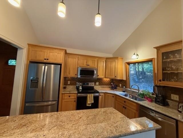 Foto del edificio - 38 Pine Grove Rd