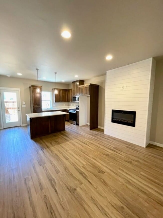 Building Photo - Jennifer Triplex - 61525-JENN-00