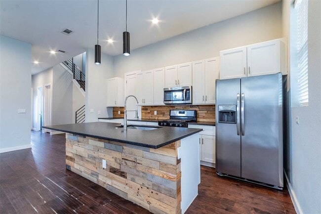 Building Photo - 6405 Chesterfield Ave