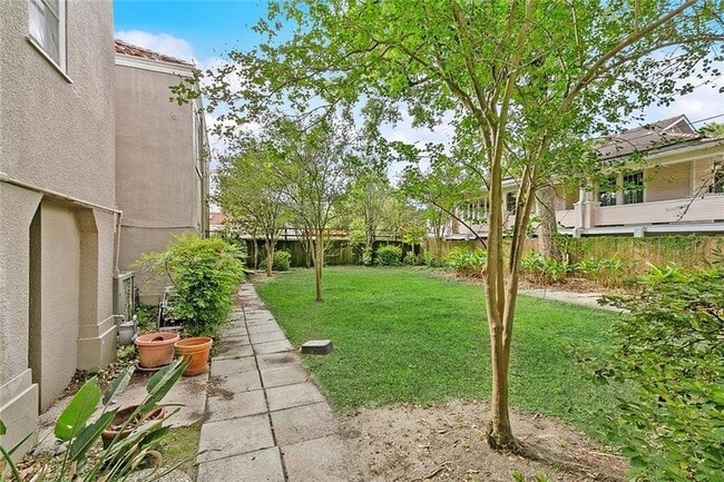 Building Photo - 30 Fontainebleau Dr