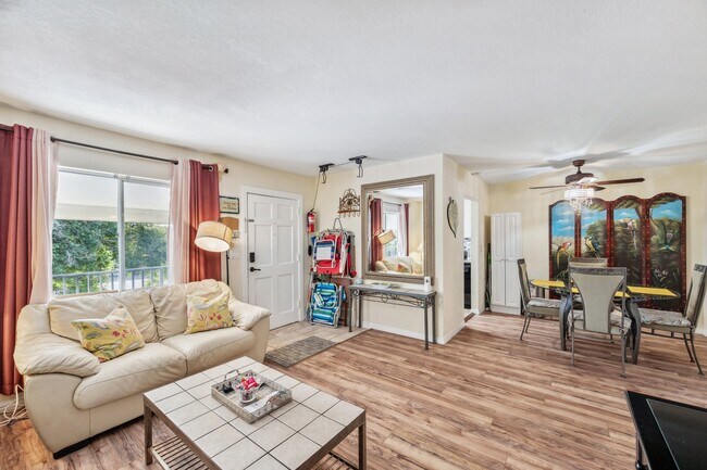 Building Photo - 2 N Fernwood Ave