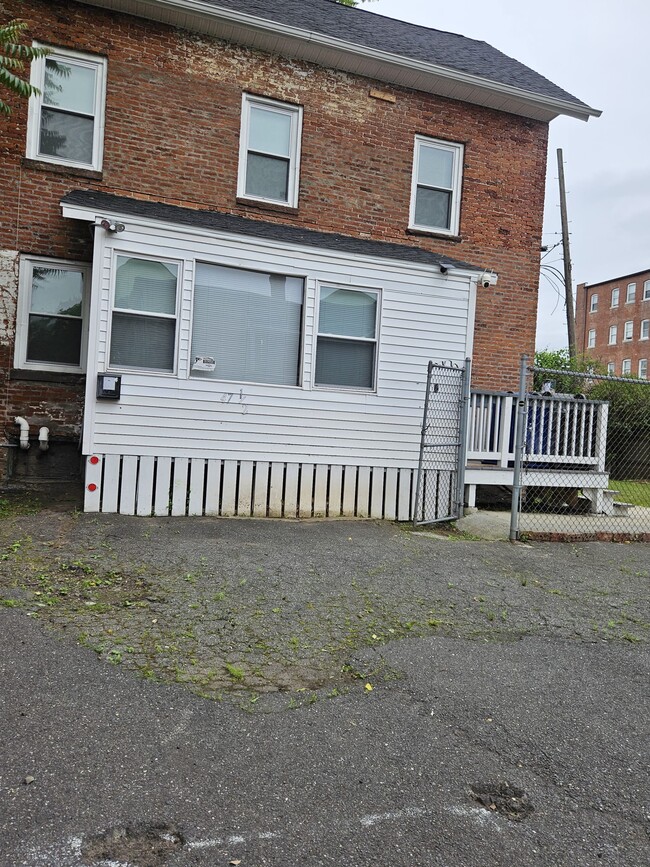 Building Photo - 47 1/2 Putnam St