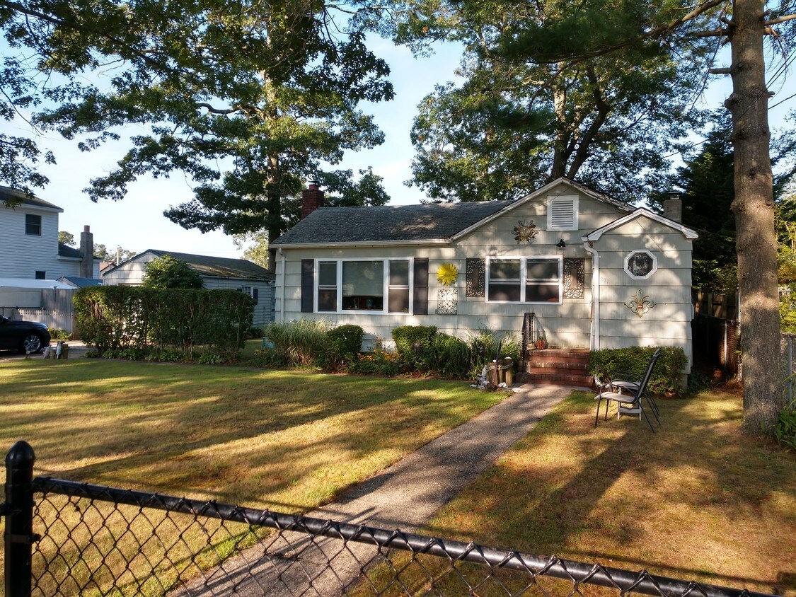 221 Hyman Ave, West Islip, NY 11795 House Rental in West Islip, NY