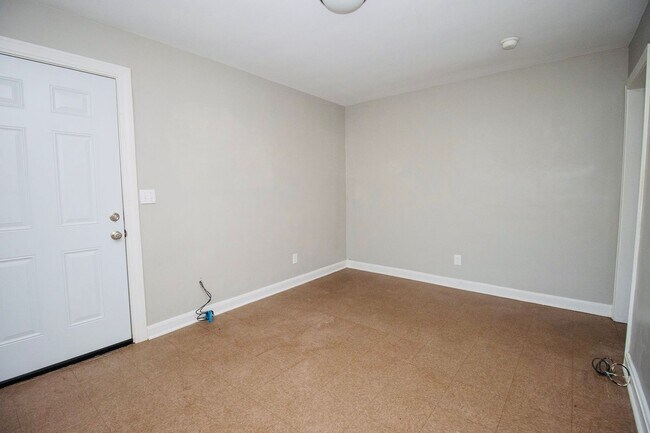 Building Photo - 2 Bedroom, 1 Bath in West Columbia - Avail...