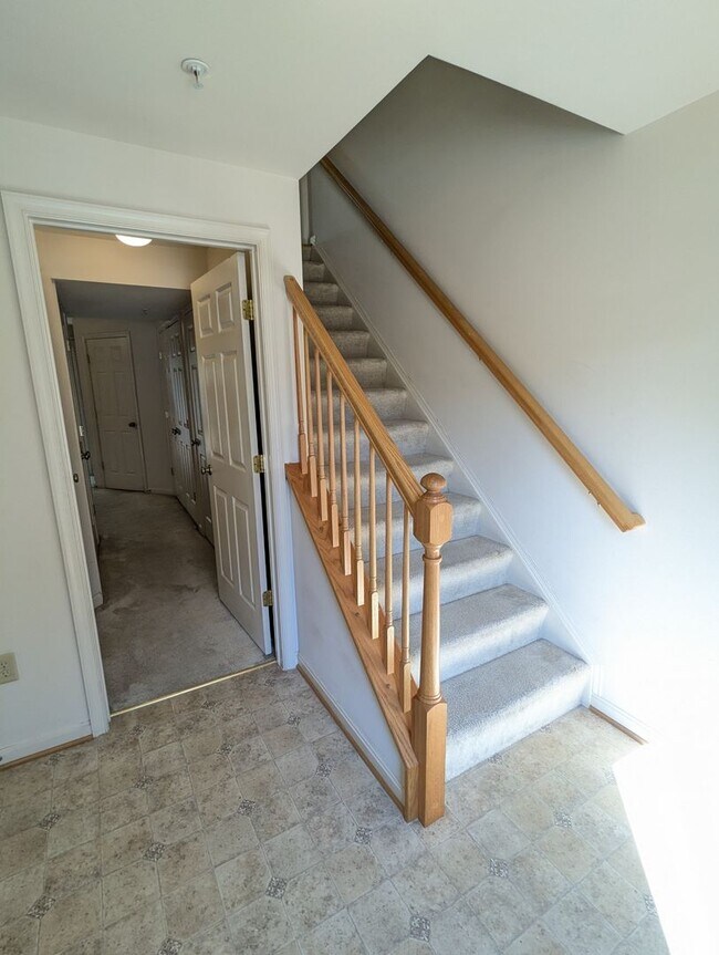 Building Photo - 3 Level End Unit townhouse available mid S...