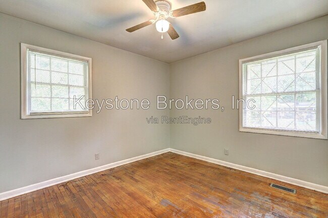 Foto del edificio - 2475 Groveland Cir N