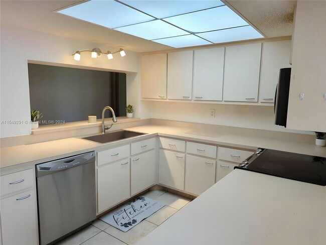 Building Photo - 9531 Seagrape Drive, Davie, FL 33324 - 3 B...