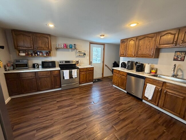 Kitchen - 917 11th Ave N