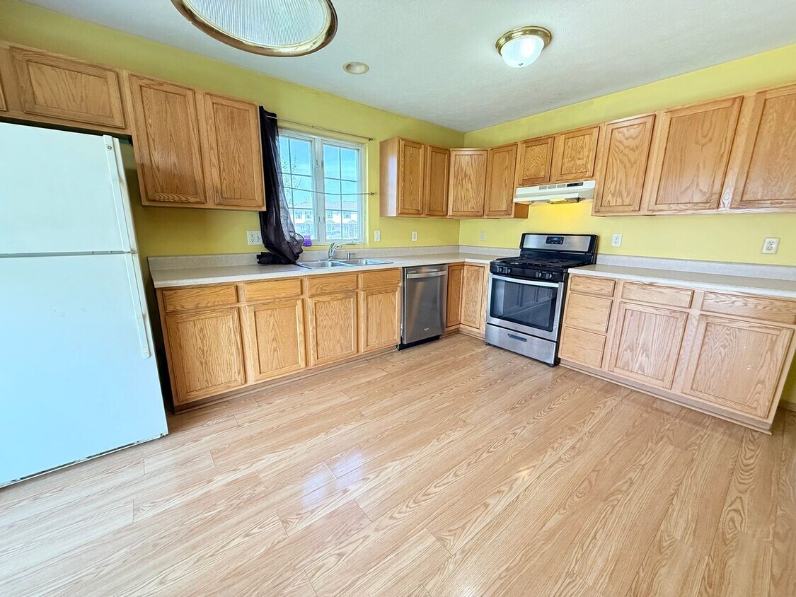 Spacious 3-Bedroom Townhome – East Bloomi... - Spacious 3-Bedroom Townhome  – East Bloomi...