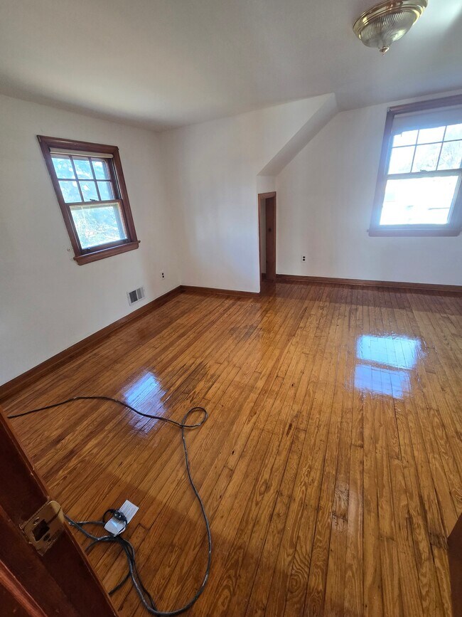 Building Photo - 1712 Kenyon Ave