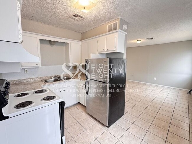 Foto del edificio - 1/2 OFF 1ST MONTH'S RENT! 2 Bed/1 Bath Tri-plex Home in Noble