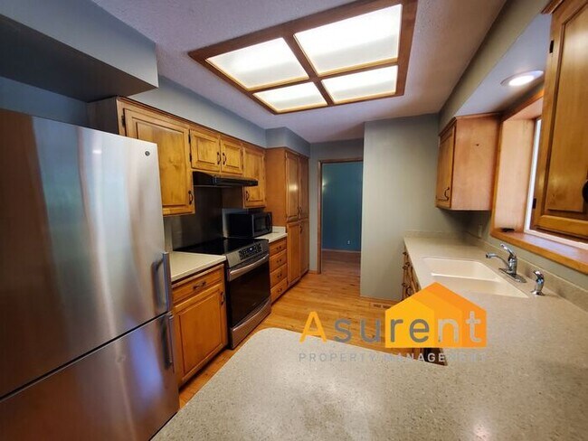 Foto del edificio - Amazing Property on 1.25 Acres Available in October! 3 Bed/2 Bath Plus Office Space and Shop