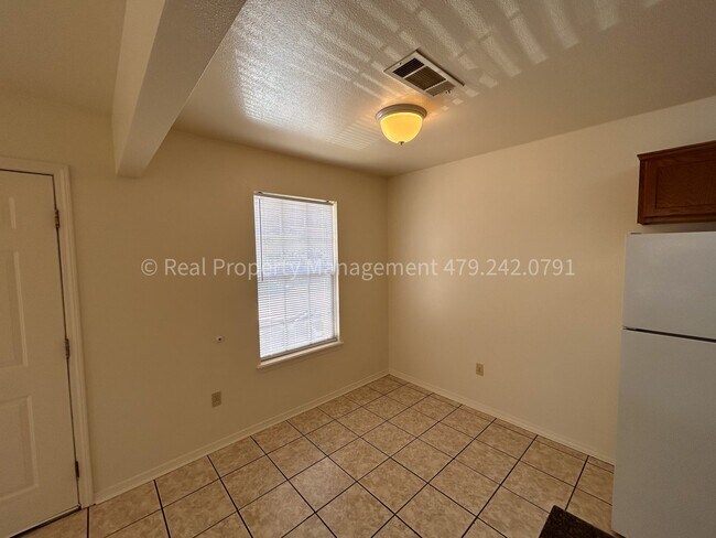 Foto del edificio - Move In Ready!! Cozy 3 Bed 2 Bath Duplex!