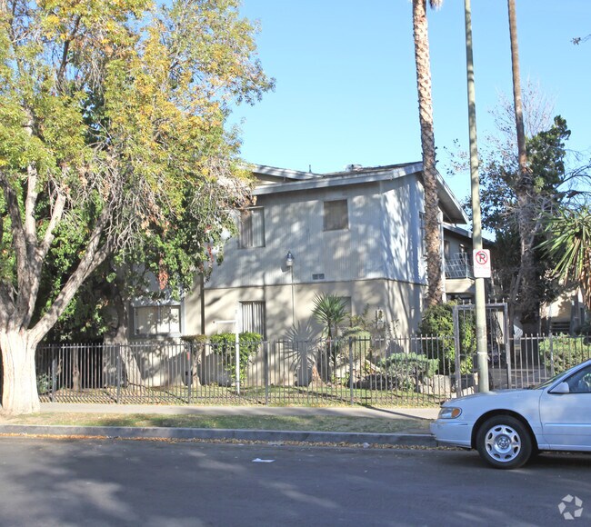Foto del edificio - 7336-7340 Milwood Ave, Canoga Park