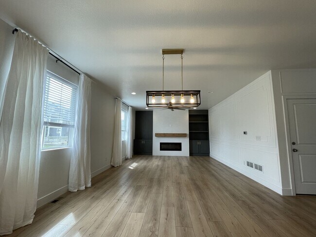 Building Photo - Stunning and spacious 4.5 bedroom, 3 bathroom home located in Morgan Hill