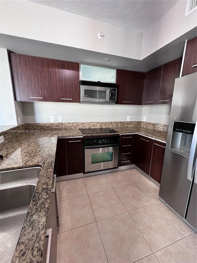 Foto del edificio - 9066 SW 73rd Ct