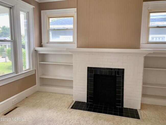 Building Photo - 227 Legrand St