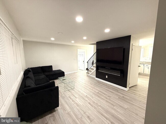 Foto del edificio - 819 Carrington Ave