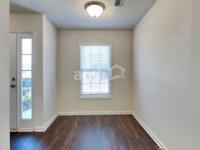 Foto del edificio - 143 Charlotte Ct