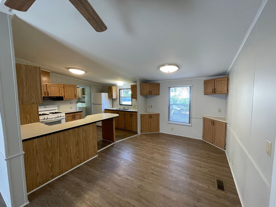 Foto principal - 3 Bedroom, 2 Bath Single Family Home