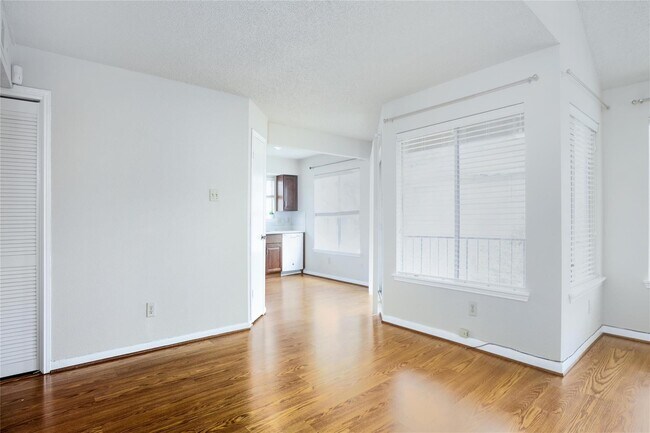 Foto del edificio - 12400 Overbrook Ln