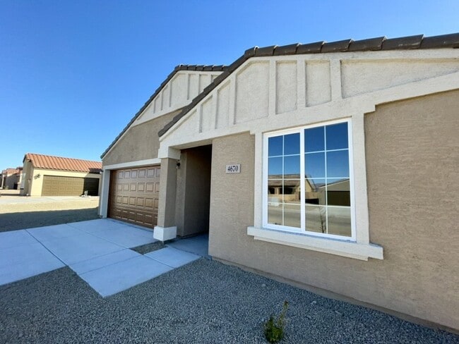 Building Photo - 4 bed 2 bath 2 car garage in gated Adult C...