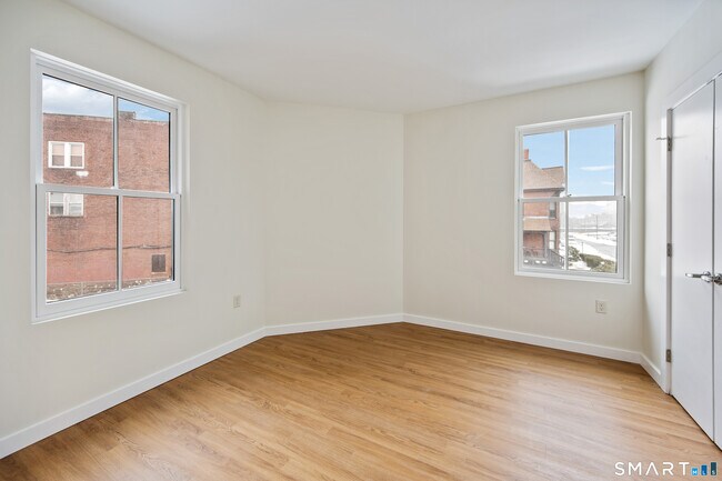 Foto del edificio - 1355 Main St