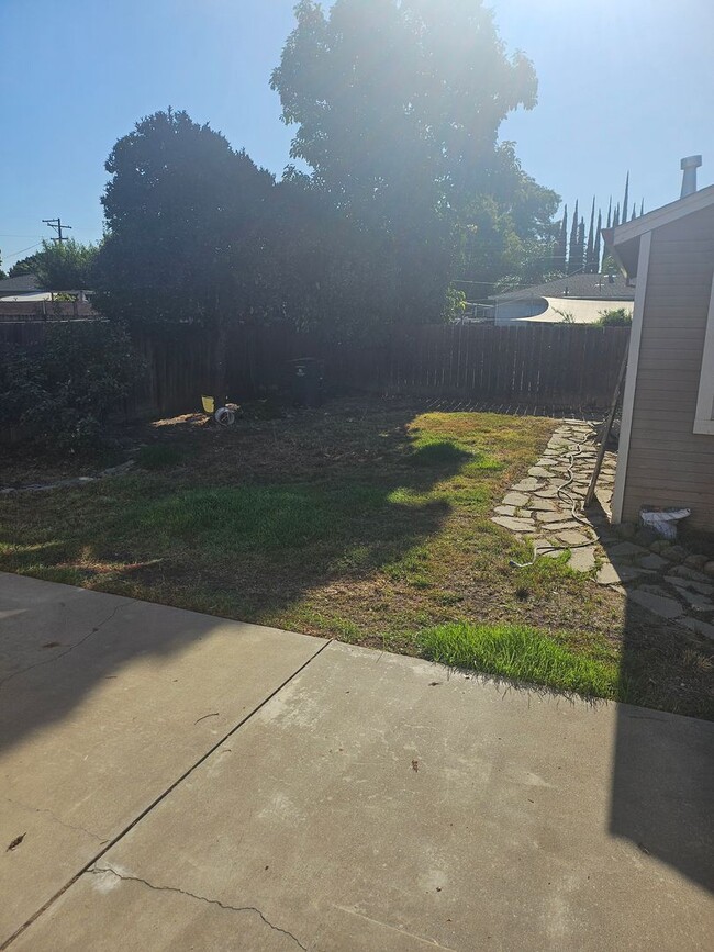 Building Photo - Large 2 bedroom in central Yuba City