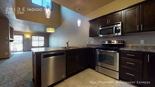 Building Photo - 2 Bed 2 Bath Townhouse with Attached Garage