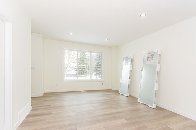 Photo du bâtiment - 15103-15196 96 Ave NW