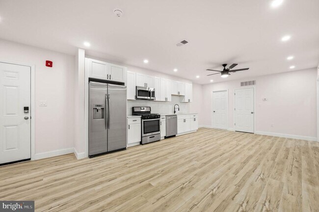 Building Photo - 437-39 W Girard Ave