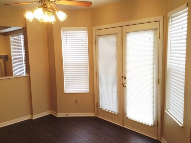 Foto del edificio - 8778 Woodridge Dr