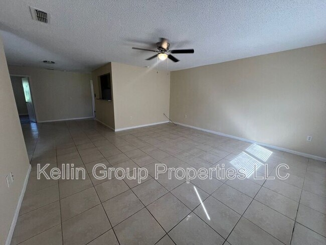 Foto del edificio - 858 Fox Lake Dr