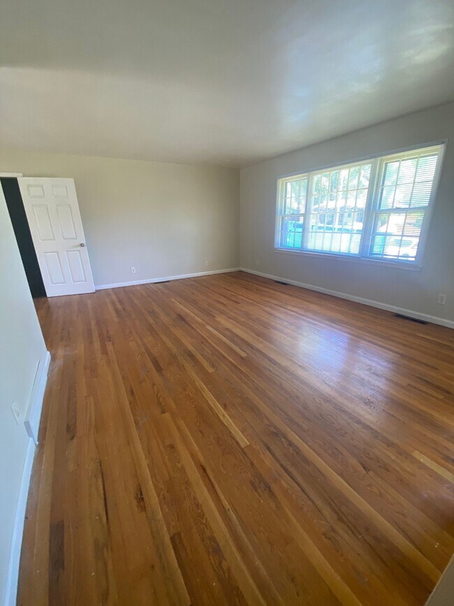 Foto del edificio - 6103 Fairlane Dr