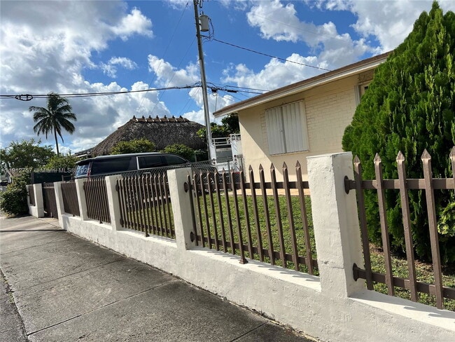 Photo - 120 SW 68th Ave House