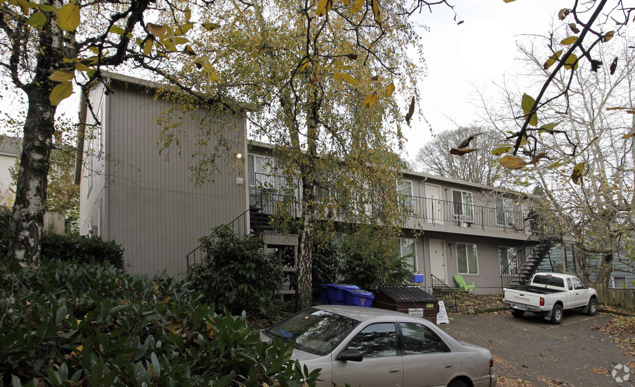 Building Photo - Milwaukie Apartments