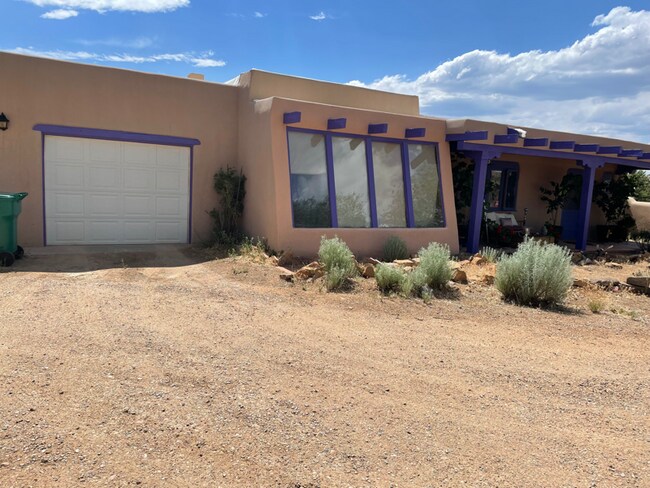 Building Photo - 15 Tesuque Hill Rd
