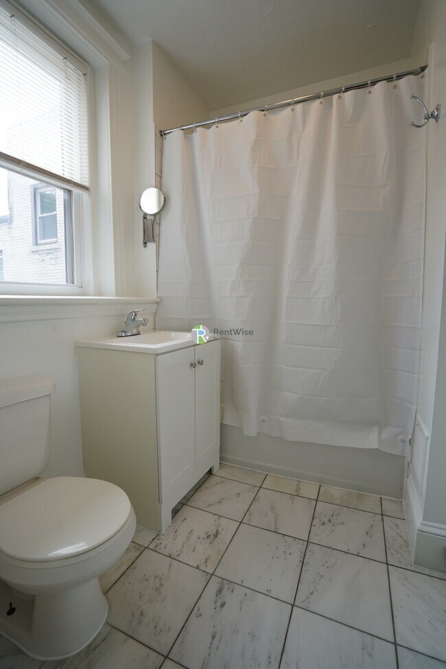 Foto del edificio - 82 Brainerd Rd