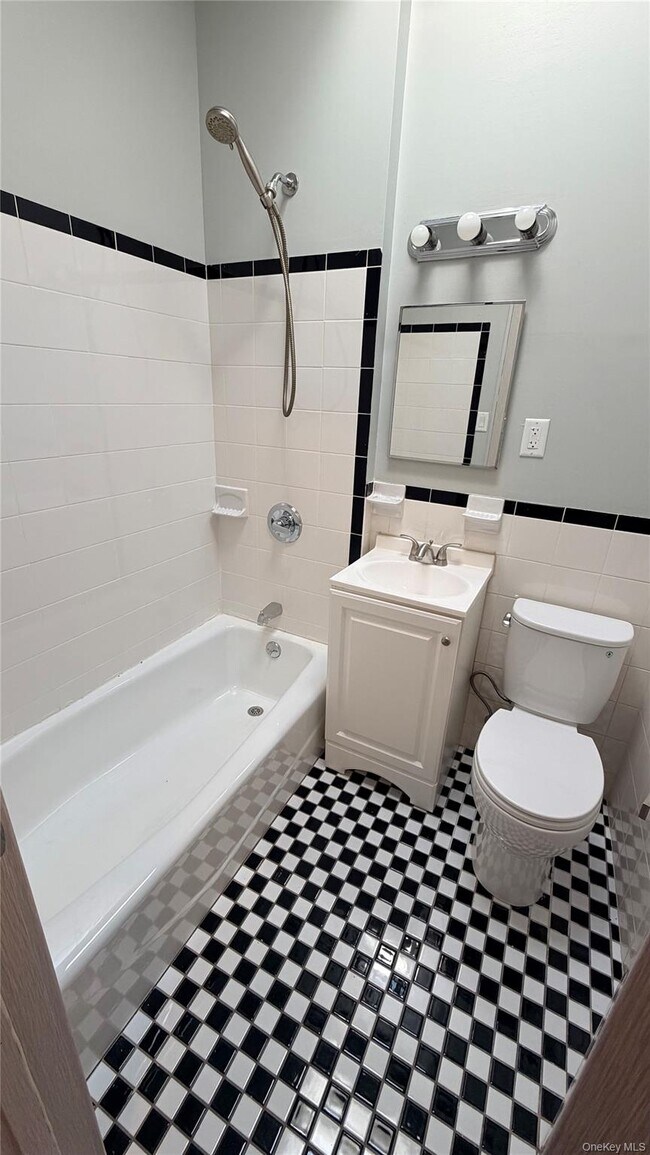 Foto del edificio - 97-16 Metropolitan Ave