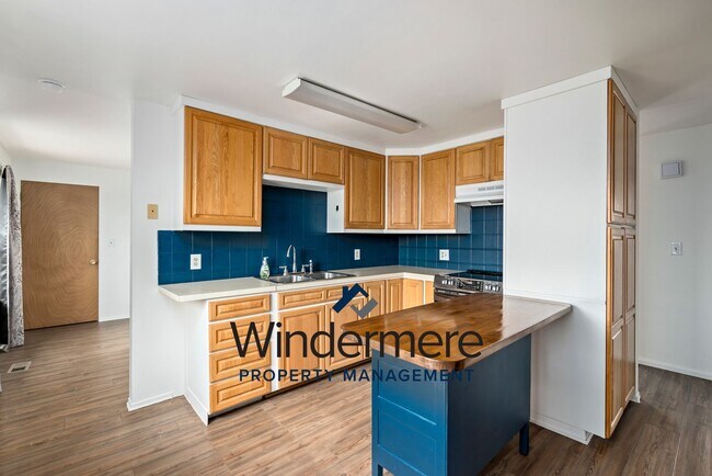 Building Photo - 4 bedroom 1.5 bathroom in the Heart of Oak...
