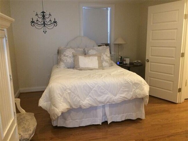 Building Photo - 2bed-2bath Brookline with Parking