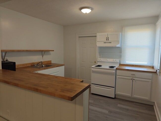 Building Photo - Charming 2-Bedroom Home with Spacious Yard