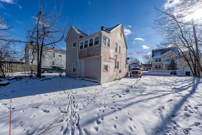 Building Photo - Charming 3 Bed 1.5 Bath Single Family